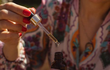 Olejki eteryczne w pielęgnacji skóry: naturalne serum i maseczki DIY