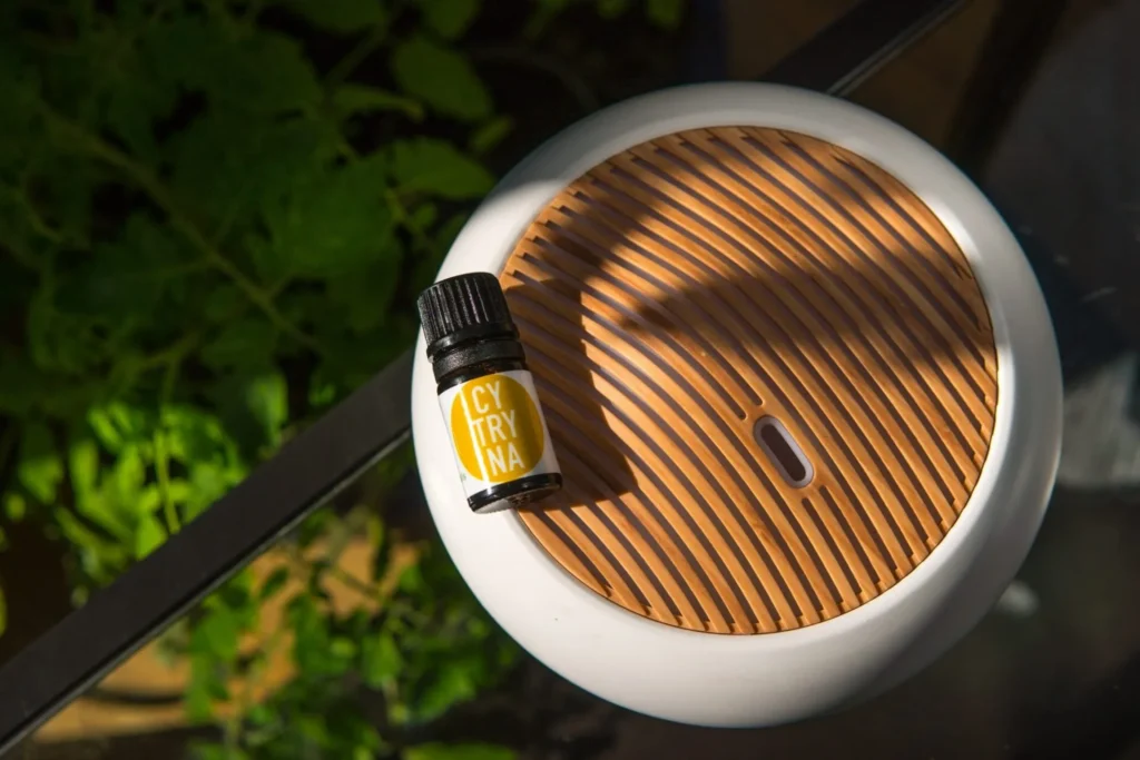 Dyfuzor ultradźwiękowy AROMA ZEN — butelka z oznaczeniami certyfikatów na etykiecie
