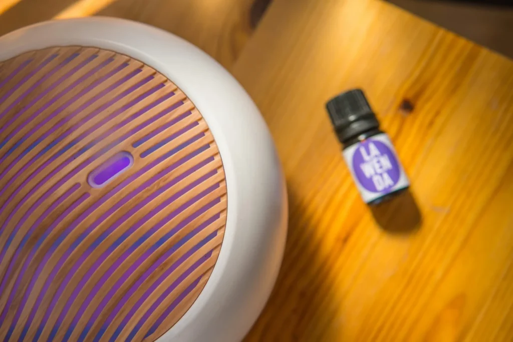 Dyfuzor ultradźwiękowy AROMA ZEN — butelka na tle aranżacji