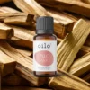 Olejek z palo santo — butelka na tle aranżacji
