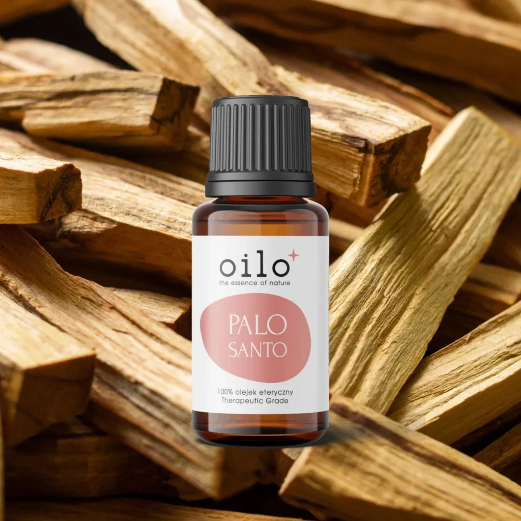 Olejek z palo santo — butelka na tle aranżacji